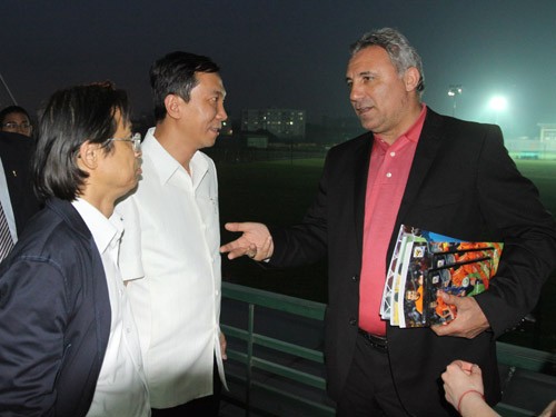 Stoichkov: Stoichkov: "tôi muốn tới Việt Nam để khám phá"