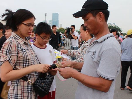 ‘Chặt chém’, đe dọa phóng viên trong ngày Nick diễn thuyết ‘Chặt chém’, đe dọa phóng viên trong ngày Nick diễn thuyết