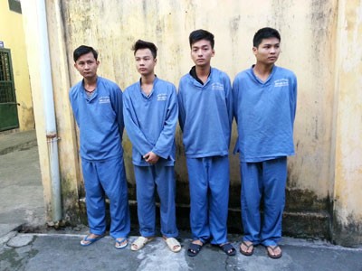 Đeo băng đỏ, trấn tiền khách vào bến nam Thăng Long Đeo băng đỏ, trấn tiền khách vào bến nam Thăng Long