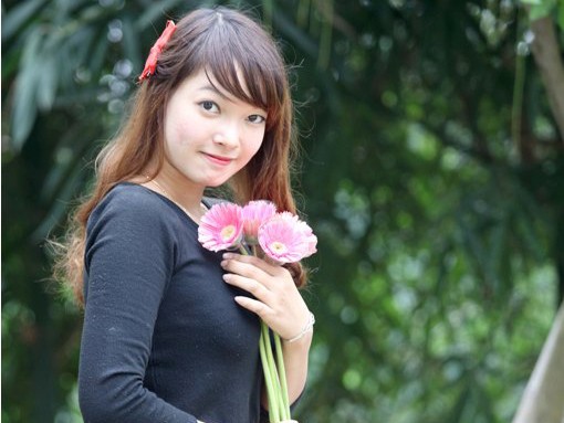 Nữ sinh khoe sắc bên hoa cỏ đồng nội Nữ sinh khoe sắc bên hoa cỏ đồng nội