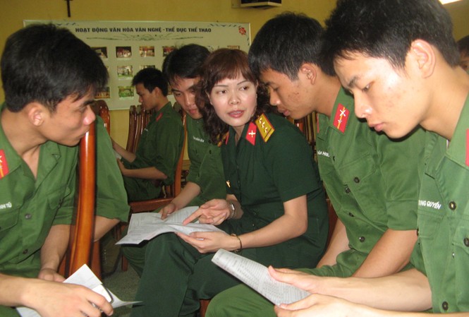 Sau ca gác cuối... Cán bộ trường Trung cấp nghề số 10 - Bộ Quốc phòng hướng dẫn các chiến sĩ ra quân đăng ký học nghề