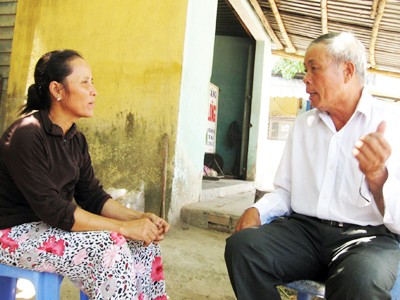 Làng tình nguyện hiến giác mạc Ông Trần Công Tương vận động người dân trong thôn tình nguyện hiến giác mạc. Ảnh H. Văn