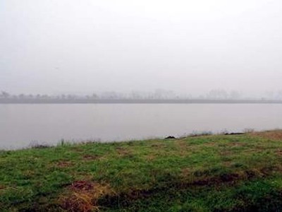 Hàng chục người cầm đao kiếm nhấn chìm thuyền ở Hải Dương Hàng chục người cầm đao kiếm nhấn chìm thuyền ở Hải Dương