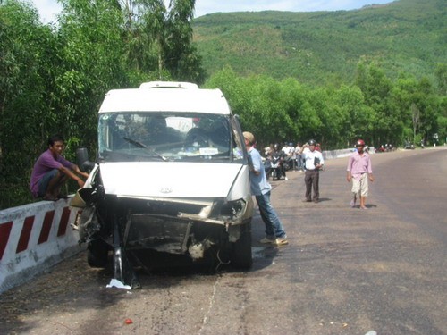 Xe khách lộn nhiều vòng, 7 người thương vong Xe khách lộn nhiều vòng, 7 người thương vong