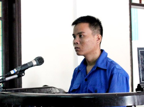 Đau lòng cha mẹ già dự xử án con giết nhau do rượu Đau lòng cha mẹ già dự xử án con giết nhau do rượu