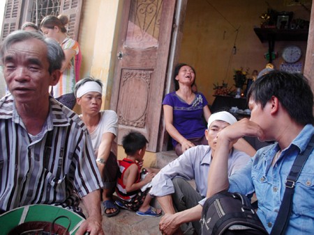 Người bị ô tô đâm văng lên mái nhà đang mang bầu Người nhà nạn nhân đau xót trước mất mát quá lớn