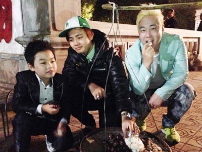 PSY nhí ngồi ăn đêm vỉa hè Hà Nội PSY nhí ngồi ăn đêm vỉa hè Hà Nội