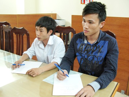 Tạm giữ hai đối tượng tung video đánh ghen lên mạng Tạm giữ hai đối tượng tung video đánh ghen lên mạng