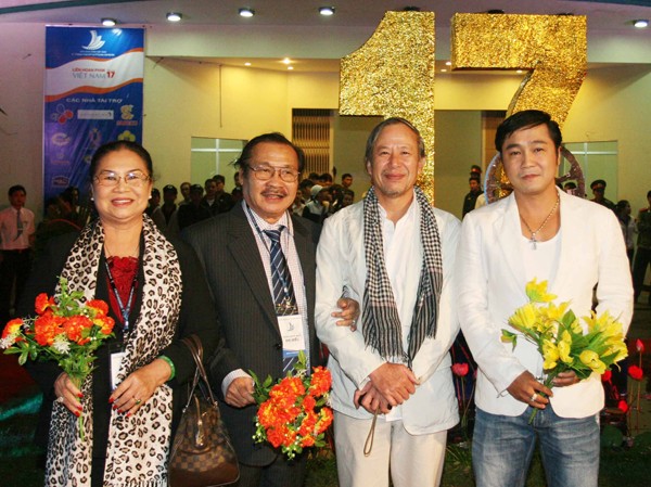 Bên lề Liên hoan phim Việt Nam Vợ chồng nghệ sĩ Lý Huỳnh và con trai Lý Hùng (Người quàng khăn là đạo diễn Đinh Anh Dũng). Ảnh: Hải Minh