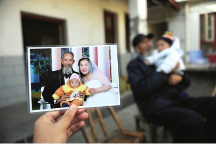Cô gái 27 tuổi tự nguyện cưới ông lão 72 tuổi để trả ơn Cô gái 27 tuổi tự nguyện cưới ông lão 72 tuổi để trả ơn