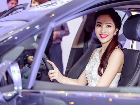 Hoa hậu Thu Thảo đẹp hút hồn bên xe Pháp Hoa hậu Thu Thảo đẹp hút hồn bên xe Pháp