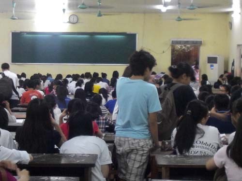 Cận cảnh lò luyện thi gần 700 sĩ tử/lớp Cận cảnh lò luyện thi gần 700 sĩ tử/lớp