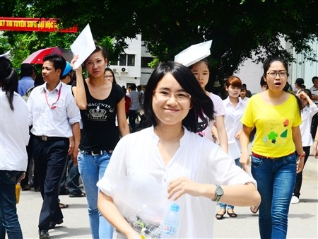 Xử phạt 192 thí sinh vi phạm quy chế Thí sinh cười tươi sau khi làm tốt bài thi