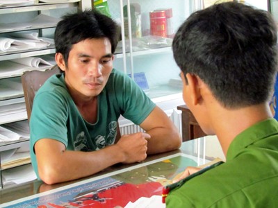 Khởi tố lái xe chở gỗ lậu làm hai công an bị thương Khởi tố lái xe chở gỗ lậu làm hai công an bị thương