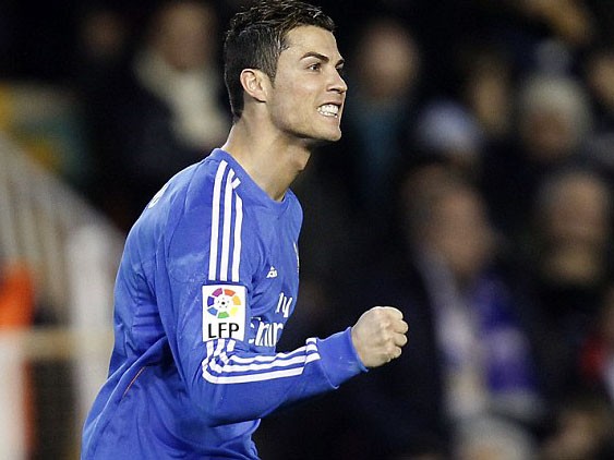Ronaldo sánh ngang huyền thoại Ronaldo sánh ngang huyền thoại