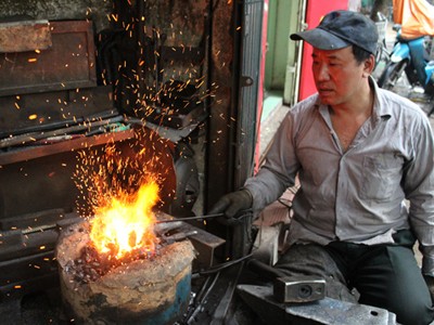 Thời bao cấp qua ký ức người thợ rèn phố cổ Hà Nội Thời bao cấp qua ký ức người thợ rèn phố cổ Hà Nội