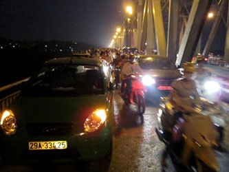 Nhảy cầu Chương Dương tự tử từ xe taxi Nhảy cầu Chương Dương tự tử từ xe taxi