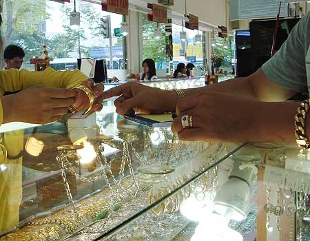 Vàng ổn định quanh mức 28,2 triệu đồng/lượng Vàng ổn định quanh mức 28,2 triệu đồng/lượng