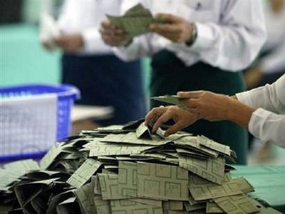 Myanmar: Các đảng thân phương Tây thừa nhận thất bại Các nhân viên kiểm phiếu đang làm việc ở Yangon