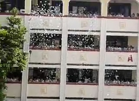 Hàng trăm học sinh xé đề cương Lịch sử trắng sân trường Hàng trăm học sinh xé đề cương Lịch sử trắng sân trường