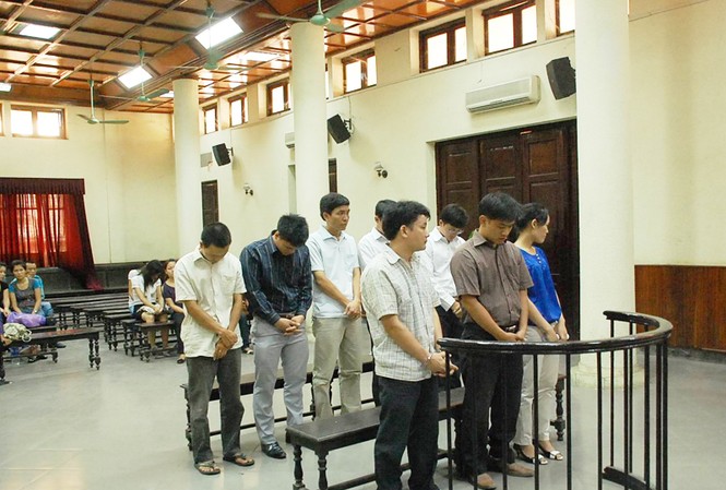 Hà Nội: Bán chứng chỉ giả, nhận 4 năm tù Các bị cáo trong vụ án