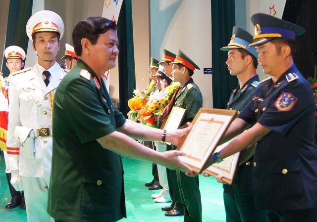 Tuổi trẻ giữ biển Lãnh đạo Bộ Quốc phòng trao danh hiệu Gương mặt trẻ tiêu biểu toàn quân cho Đại úy Tô Bá Thắng (bên phải) ngày 16-5