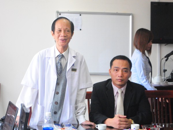 Bệnh viện Đa khoa Hà Nội trả lời vụ bệnh nhân chết lâm sàng PGS.TS Nguyễn Hoàng Sơn (áo trắng) trả lời báo chí sáng 15-11. Ảnh: Tuấn Nguyễn