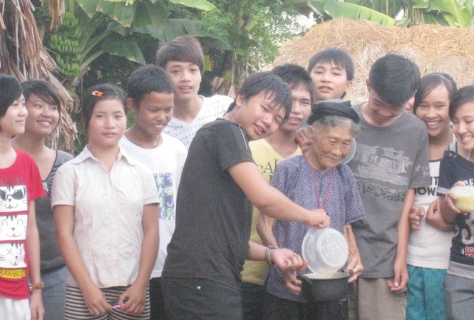 Những học sinh chuyên mang phát tình thương Các em học sinh đưa cháo cho người già không nơi nương tựa
