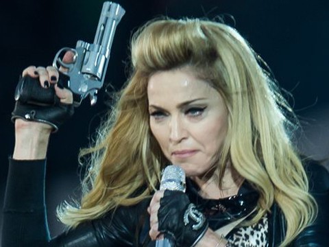 Madonna bị chỉ trích vì dùng súng giả trên sân khấu Madonna bị chỉ trích vì dùng súng giả trên sân khấu