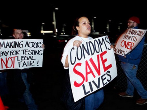 Làng phim khiêu dâm Mỹ rúng động vì diễn viên nhiễm HIV Biểu tình kêu gọi diễn viên phim khiêu dâm dùng bao cao su để tránh lây nhiễm HIV