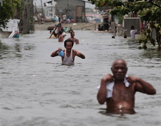 Bão số 8 tàn phá Philippines khiến 30 người chết và mất tích Bão số 8 tàn phá Philippines khiến 30 người chết và mất tích