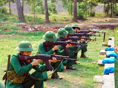 Ngắm nữ tân binh 'bồng' ...súng AK Ngắm nữ tân binh 'bồng' ...súng AK