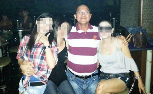 Mỹ nữ Việt xuất ngoại...khui bia Mỹ nữ Việt xuất ngoại...khui bia