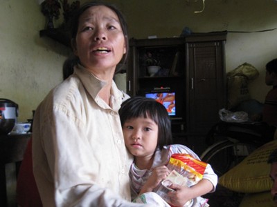 Cảm động người phụ nữ xinh đẹp lấy người điên làm chồng Cảm động người phụ nữ xinh đẹp lấy người điên làm chồng
