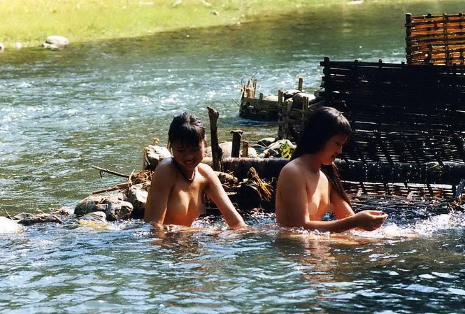 Thiếu nữ hồn nhiên tắm tiên Thiếu nữ hồn nhiên tắm tiên