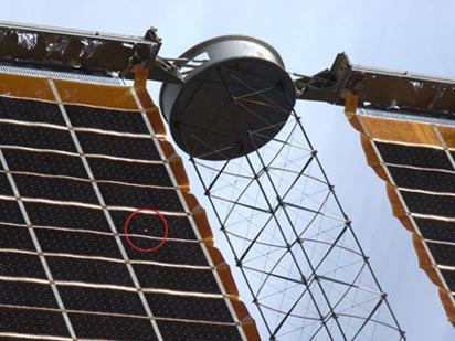 Bí hiểm lỗ thủng trên Trạm Không gian Quốc tế ISS Bí hiểm lỗ thủng trên Trạm Không gian Quốc tế ISS