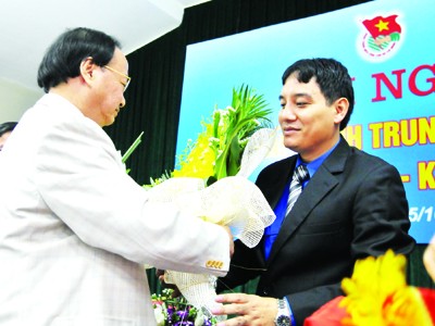 Anh Nguyễn Đắc Vinh giữ chức Bí thư thứ nhất T.Ư Đoàn Ủy viên Bộ Chính trị, Bí thư T.Ư Đảng, Trưởng ban Tổ chức T.Ư Tô Huy Rứa tặng hoa chúc mừng anh Nguyễn Đắc Vinh. Ảnh: Hồng Vĩnh