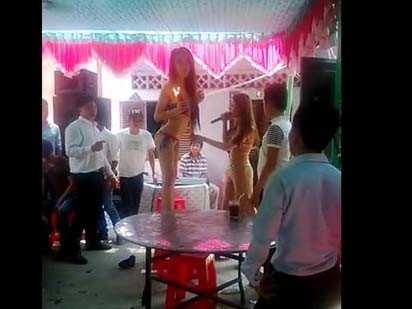 'Chân dài' nhảy thoát y trong đám cưới 'Chân dài' nhảy thoát y trong đám cưới