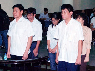 Dũng 'tổng' bị đề nghị 4 đến 6 năm tù Các bị cáo đứng nghe đại diện Viện kiểm sát đề nghị mức án