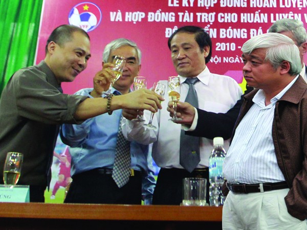 Bùng nổ cuộc chiến bản quyền truyền hình Pha cụng ly của bầu Kiên (ngoài cùng, phải) với chủ tịch AVG Phạm Nhật Vũ hơn một năm trước đây! Ảnh: VSI