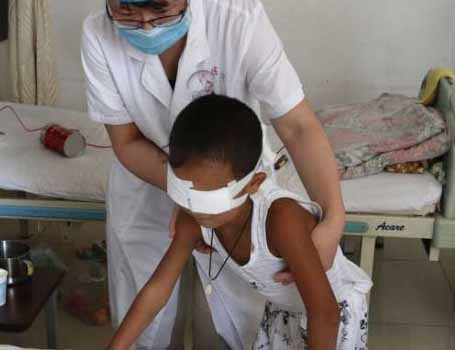 Cậu bé bị móc mắt sẽ được ghép mắt nhân tạo Cậu bé bị móc mắt sẽ được ghép mắt nhân tạo
