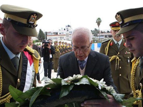 Đang xét nghiệm mẫu thi hài ông Arafat Đang xét nghiệm mẫu thi hài ông Arafat
