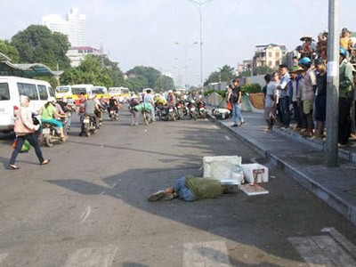 Bị sếp công an đâm chết vì ngồi lòng đường nghe điện thoại Bị sếp công an đâm chết vì ngồi lòng đường nghe điện thoại