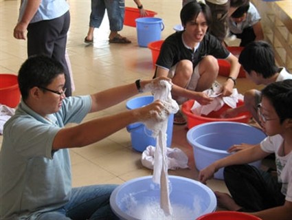 Giặt quần áo cho bạn gái - nên hay không? Ảnh minh hoạ
