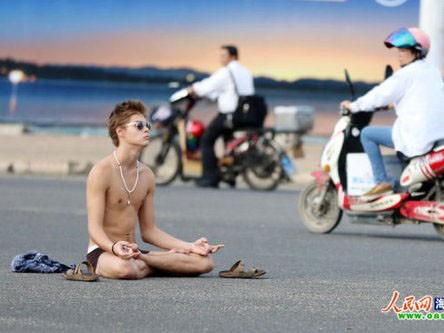 Chàng trai khỏa thân gây náo loạn khắp đường phố Chàng trai khỏa thân gây náo loạn khắp đường phố