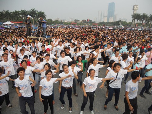Học sinh, sinh viên nhảy múa đẩy lùi HIV/AIDS Học sinh, sinh viên nhảy múa đẩy lùi HIV/AIDS
