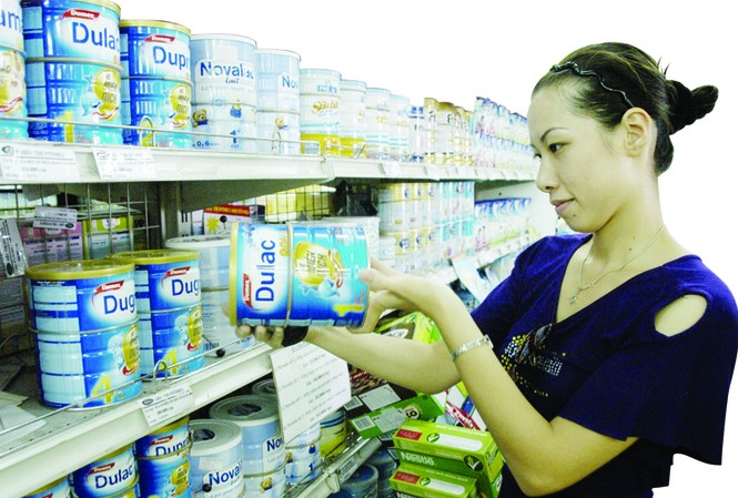 Quản lý buông xuôi Sữa tăng giá luôn là nỗi lo của các bà mẹ trẻ. Ảnh: Phạm Yên
