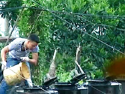 Khởi tố vụ án 'rút ruột' xăng dầu tại TP Hạ Long Các đối tượng đang "rút ruột" xe bồn chở xăng dầu
