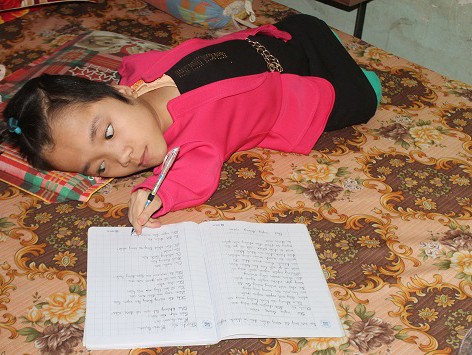 Nghị lực của cô bé 17 tuổi phải nằm học chữ Nghị lực của cô bé 17 tuổi phải nằm học chữ