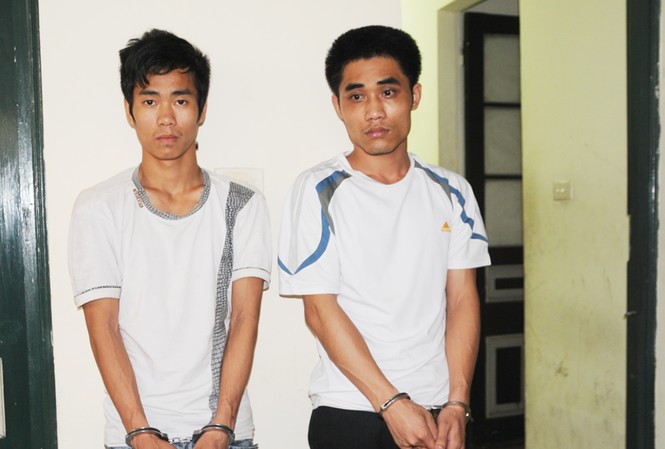 Cần tiền ăn tiêu, rủ nhau đi cướp taxi Hai đối tượng Tùng và Quảng tại cơ quan điều tra. Ảnh: Tuấn Nguyễn